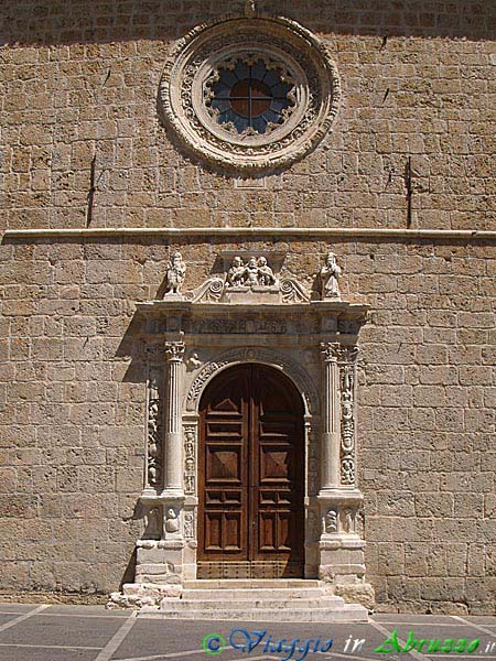 07-P7256751+.jpg - 07-P7256751+.jpg - Il portale della chiesa di S. Maria delle Grazie (XVI sec.).